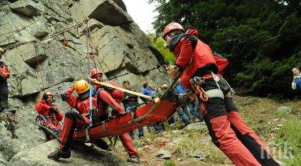 Спасители евакуират мъж с изкълчен глезен от хижа Синаница