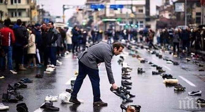 Жители на Скопие оставят обувки пред местната управа в знак на протест (СНИМКА)