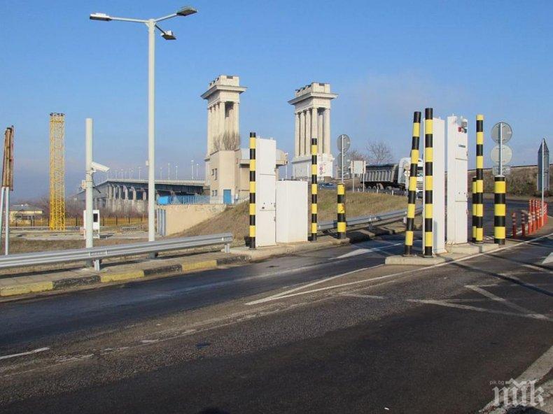 Огромна дупка зейна на Дунав мост, през нея се вижда жп линията