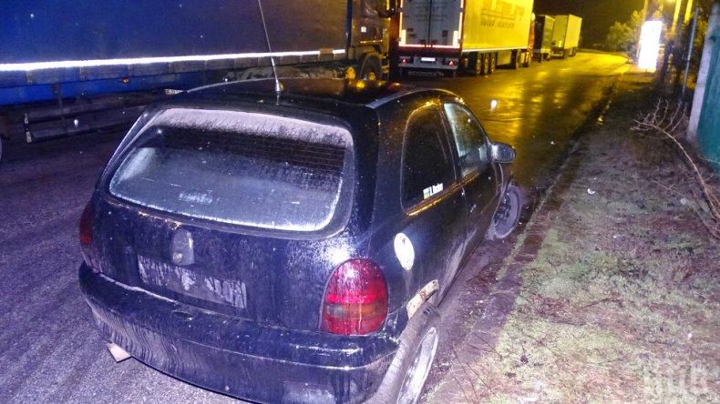 ЕКШЪН НА ПЪТЯ: Кола се заби в тир край Благоевград, шофьорът и спътникът му избягаха
