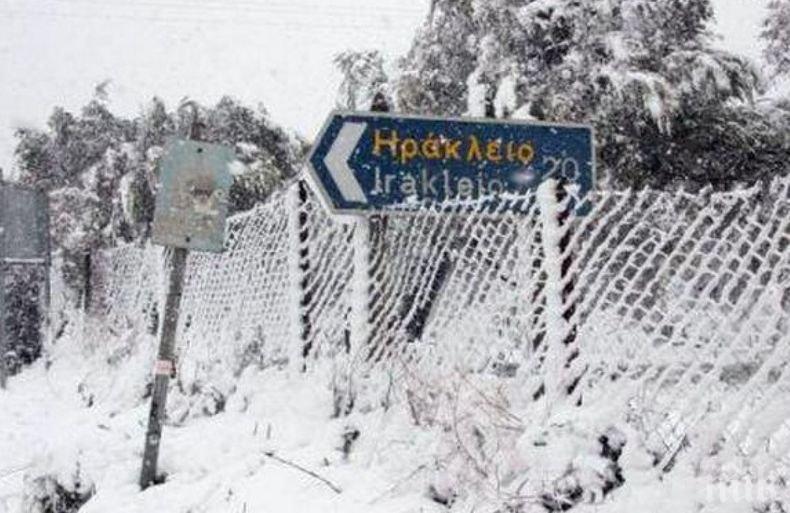 Сняг и студ парализираха Гърция