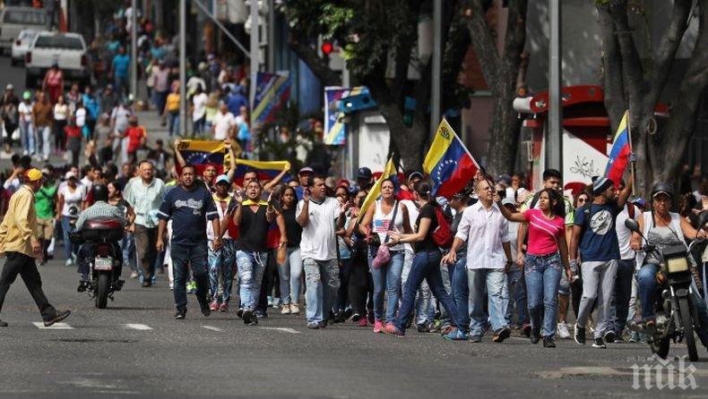 ЕКСКЛУЗИВНО В ПИК: Напрежението във Венецуела расте, привържениците на опозицията разкъсаха граничния полицейски кордон (ОБНОВЕНА/СНИМКИ/ВИДЕО)
