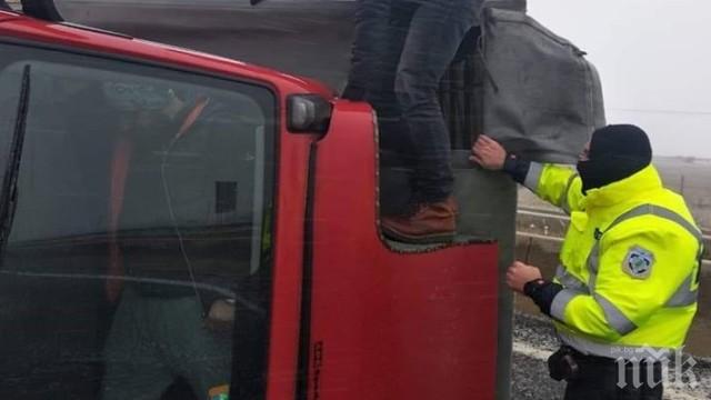 Тир с двама българи се обърна на магистрала в Гърция заради снежната виелица