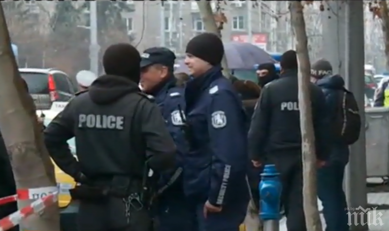 ЕКШЪН В СОФИЯ: Такси не спря за проверка - помете полицай (ОБНОВЕНА)