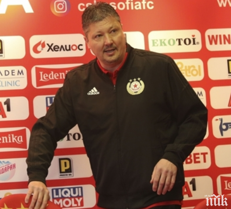 При червените - Любо Пенев удари здраво по масата