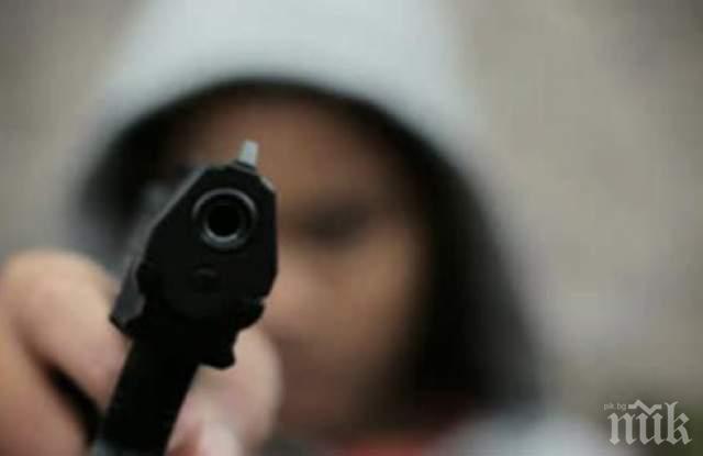 ГОЛЯМА РАДОСТ: Младеж гърми с пищов на улицата - приели го да учи в Германия