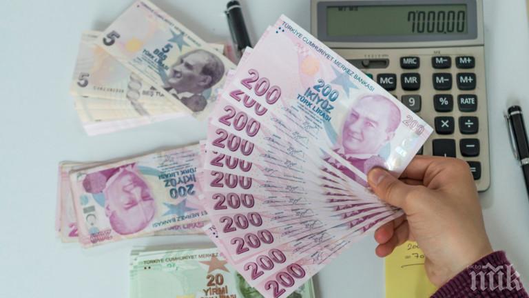 Турците в паника от растящата инфлация, обменят масово лири