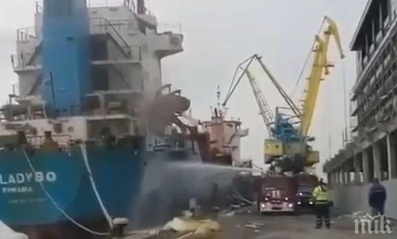 Запалиха арестуван кораб с 10 моряци на борда в Порт Бургас