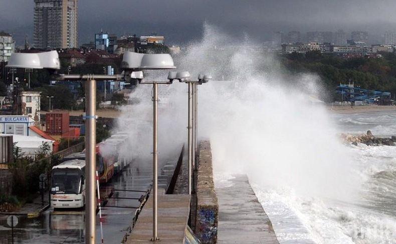 Силният вятър във Варна причини множество инциденти