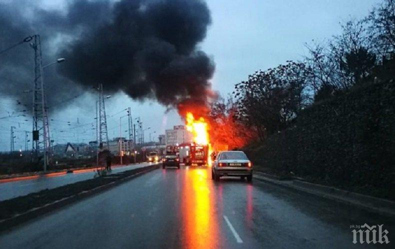 Подпалиха камион с хуманитарни помощи за Венецуела