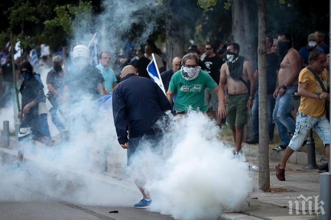 Военните използваха сълзотворен газ срещу протестиращи на затворен граничен пункт между Венецуела и Колумбия
