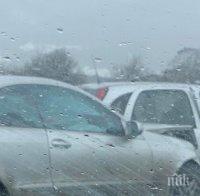 ОТ ПОСЛЕДНИТЕ МИНУТИ: Две коли се помляха на АМ 