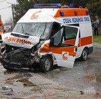 Чужденец помля линейка на Е-79, докато медиците помагат на пострадали