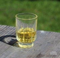 пълен шаш домоуправител дава бутилка домашна ракия награда съседите пипнат коварен крадец снимка