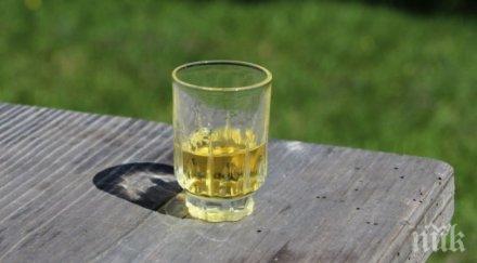 пълен шаш домоуправител дава бутилка домашна ракия награда съседите пипнат коварен крадец снимка