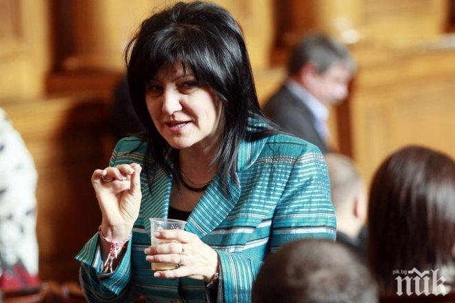 3000 гълъба полетяха над Цвета Караянчева