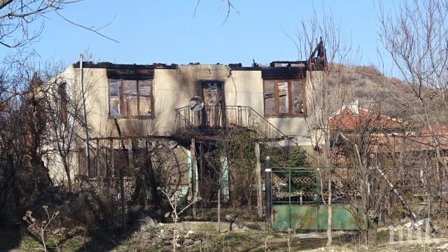 Къща изгоря в село Мурсалево заради неизправен комин (СНИМКИ)