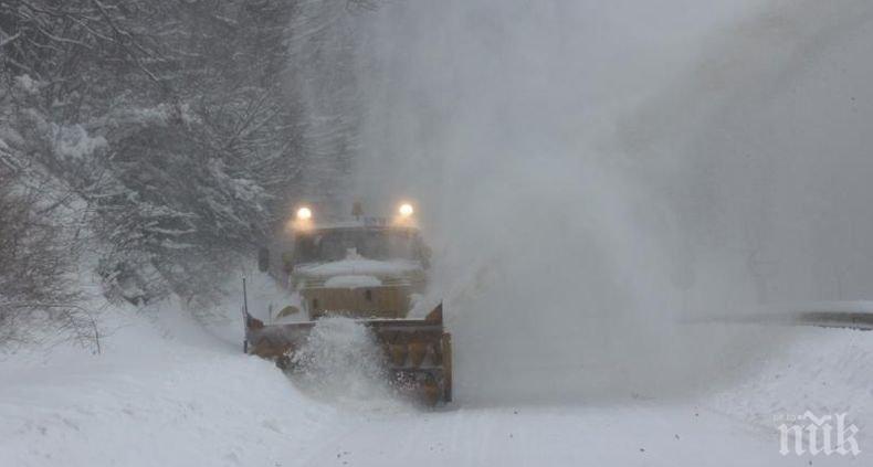 Доброволци и пожарникари са измъкнали 22-ма от преспите в Монтанско
