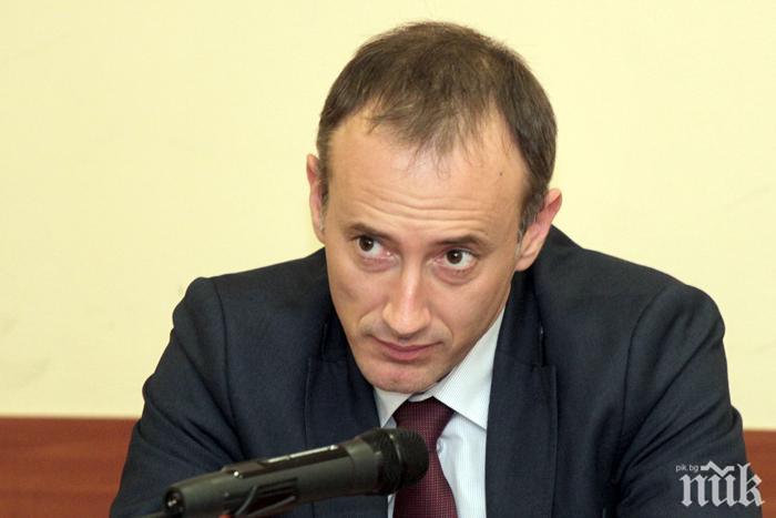 Министър Вълчев се гъне за скандалната джендър анкета - нямали за цел да провокират децата 