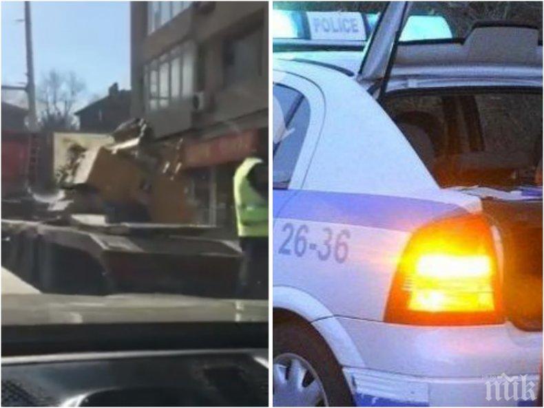ПЪРВО В ПИК TV: Жестока тапа около Румънското посолство - багер падна от камион и запуши движението (ОБНОВЕНА)