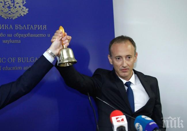 Министър се крие от камерата на ПИК TV, вместо да се извини и даде оставка