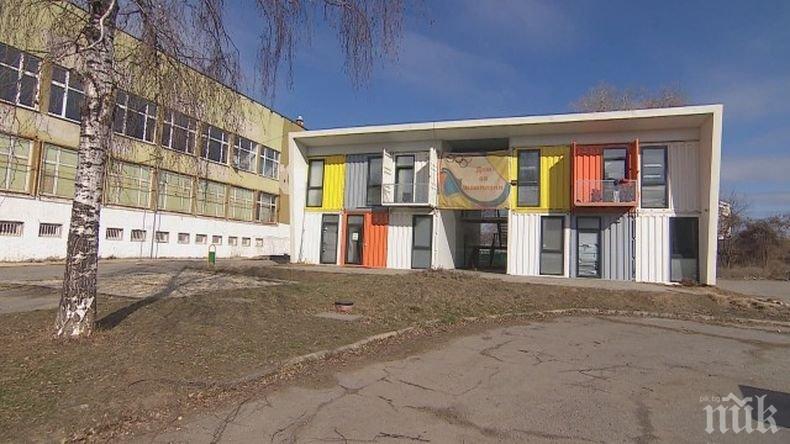 НОВ ПЛАН: Превръщат контейнери в апартаменти за циганите в Красна поляна (СНИМКИ)