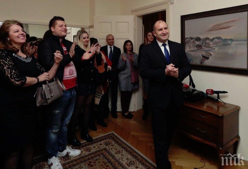 САМО В ПИК И РЕТРО: Радев фен на чалгата - президентът опасно близък с фолкветеранката Рени (СНИМКИ)