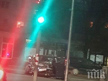 ОТ ПОСЛЕДНИТЕ МИНУТИ! Адско меле с два мерцедеса на метри от мол „Галерия“ в Бургас (СНИМКИ)