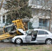 СТРАШНО МЕЛЕ: „Мерцедес” преобърна багер в Харманли (СНИМКИ)
