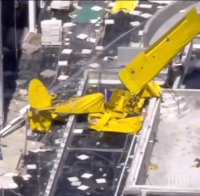 ЖЕСТОК УДАР: Самолет се вряза в 18-етажна сграда