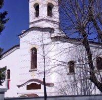 Скандално: Миряни и свещеници се хванаха за гушите в църква в Петрич