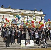 Десетки балони полетяха пред парламента в подкрепа на хората с редки болести (СНИМКИ)