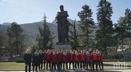 признателност цска 1948 поднесе венец паметника ботев враца