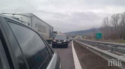 народът тръгва празнува трафикът засилва