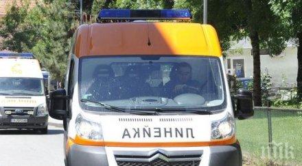 млада жена наръга нож гърдите годишен мъж