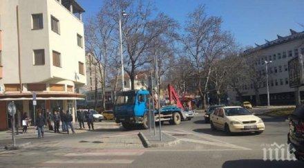 кръговото централна гара пловдив камион заклещи кола запуши булеварда снимки