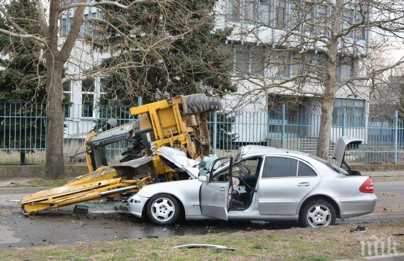 СТРАШНО МЕЛЕ: „Мерцедес” преобърна багер в Харманли (СНИМКИ)
