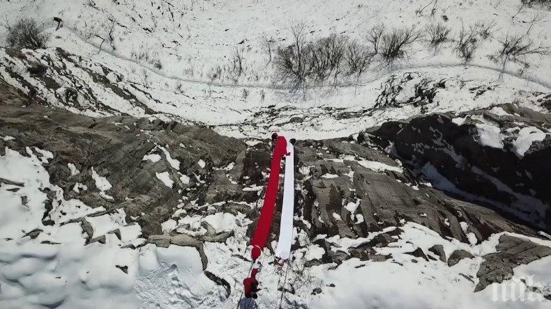 40-метрова мартеница се спуска от Лакатнишките скали 