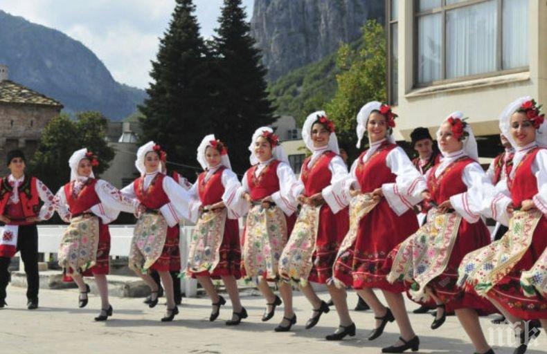 Българи по света се хващат на хоро по случай 3 март