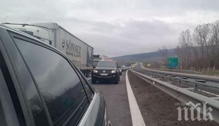 Народът тръгва да празнува, трафикът се засилва