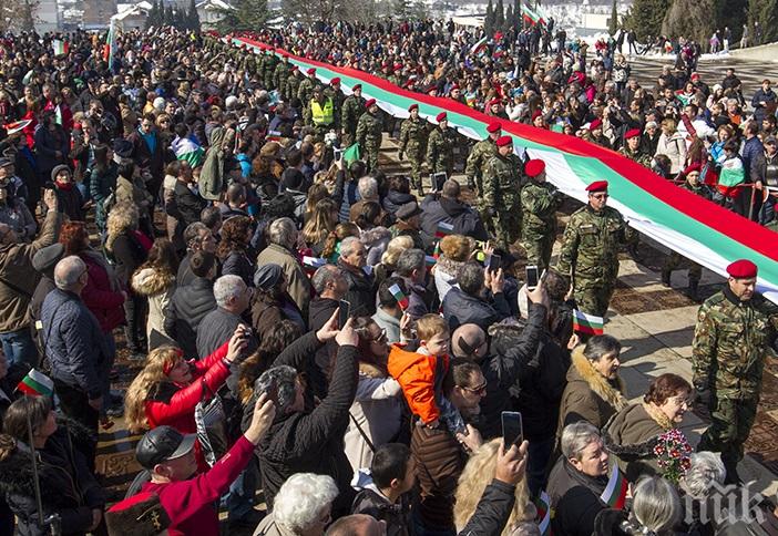 РОДОЛЮБИЕ: Българи изработиха 15-метров трибагреник за празника