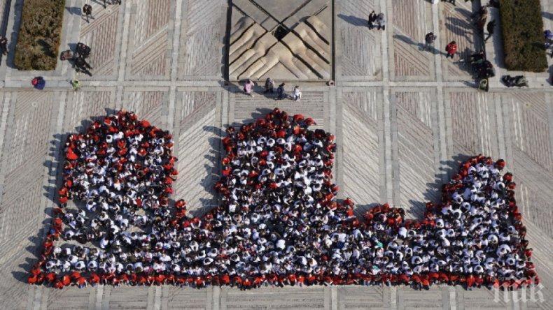 Над 750 ученици направиха жива мартеница на крепостта Баба Вида