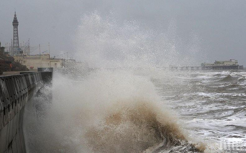 БЕДСТВИЕ: Мощна буря удари Британските острови (ВИДЕО/СНИМКИ)