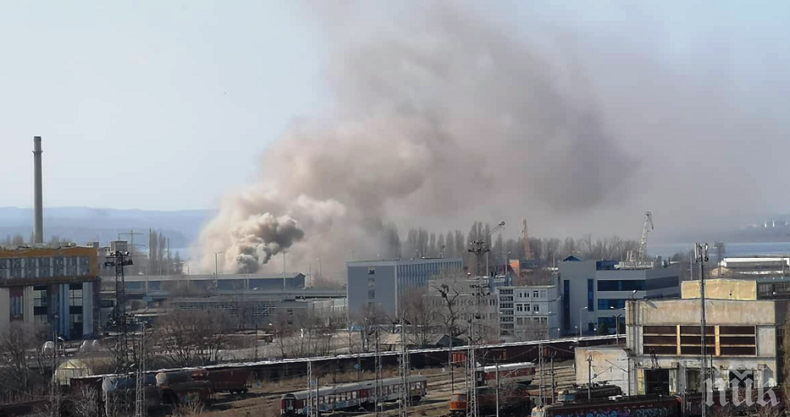 ОТ ПОСЛЕДНИТЕ МИНУТИ: Голям пожар в Кораборемонтния завод във Варна - носи се гъст дим, хвърчат пожарни (СНИМКИ)