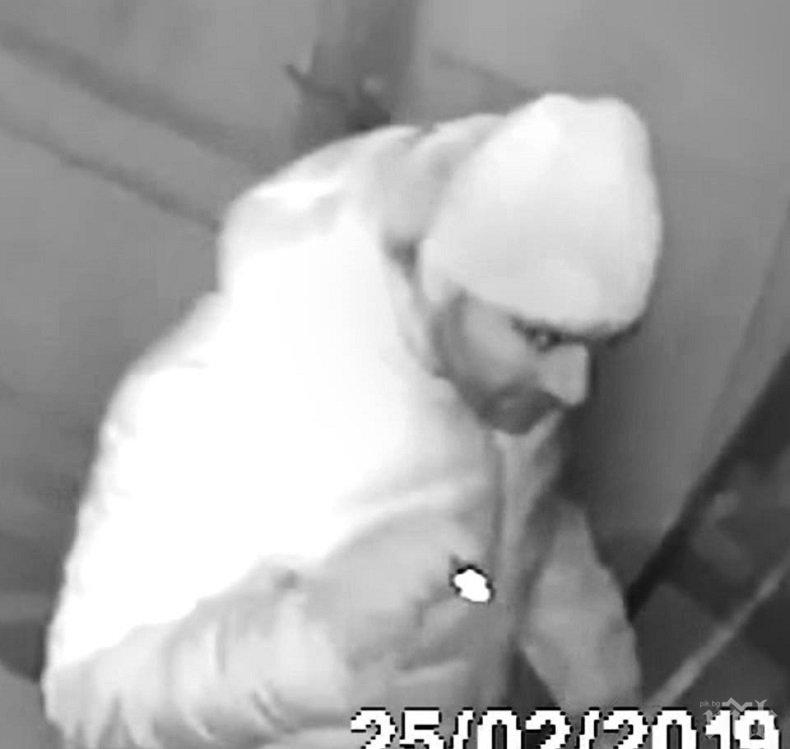 ИЗДИРВА СЕ ТОЗИ КРАДЕЦ - Ограбен мъж от София: Върни откраднатото, иначе слагам снимките по спирките (ВИДЕО/СНИМКИ)