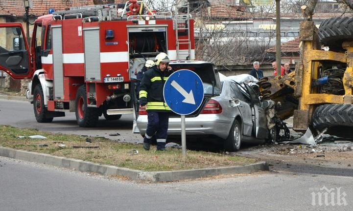„Мерцедес обърна багер в Харманли (СНИМКИ)