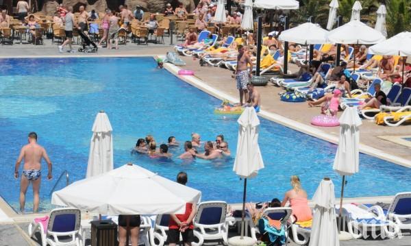 ЛОША ТЕНДЕНЦИЯ: Туристи масово бягат от родното море