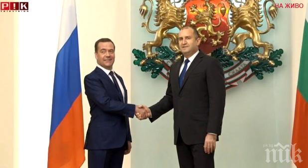 ПЪРВО В ПИК TV: Президентът Радев посреща Медведев след разговорите на руския премиер с Борисов (ОБНОВЕНА/СНИМКИ)