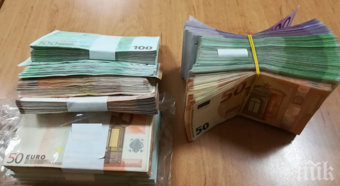 Митничари откриха 65 хил. евро в турски автобус на Капитан Андреево