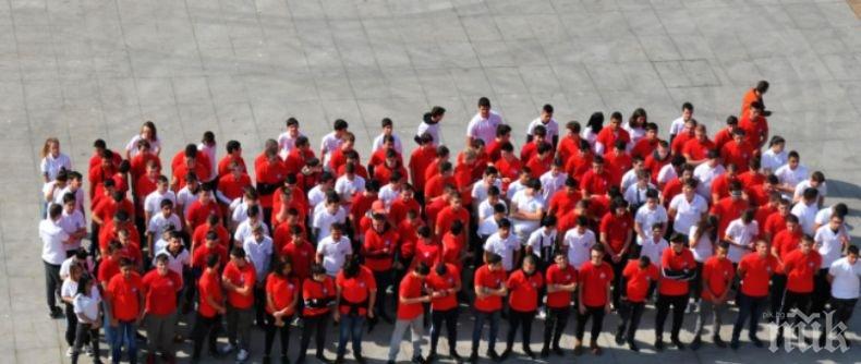 Ученици в Бургас направиха жива мартеница (СНИМКИ)